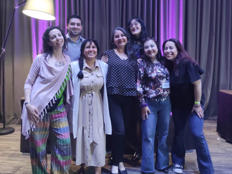 Junto a Ex estudiantes en el Congreso de Tarot Chile - 2025